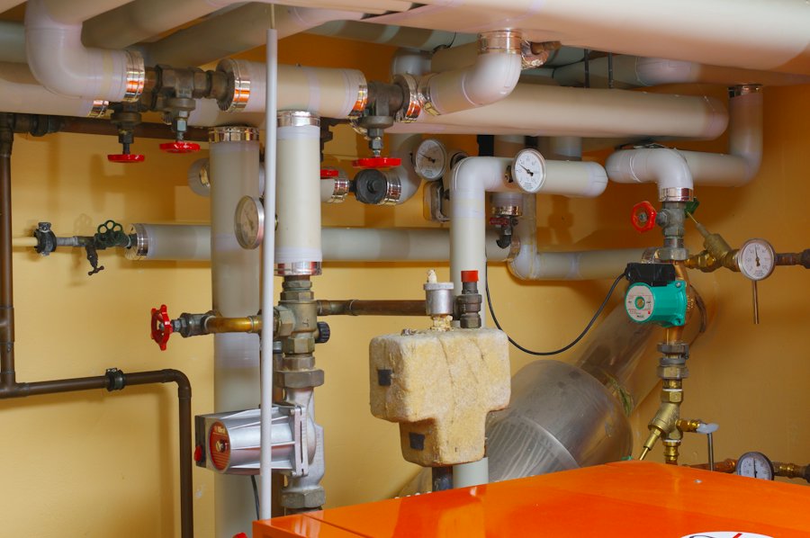 Tuyaux et vannes d'une installation de chauffage