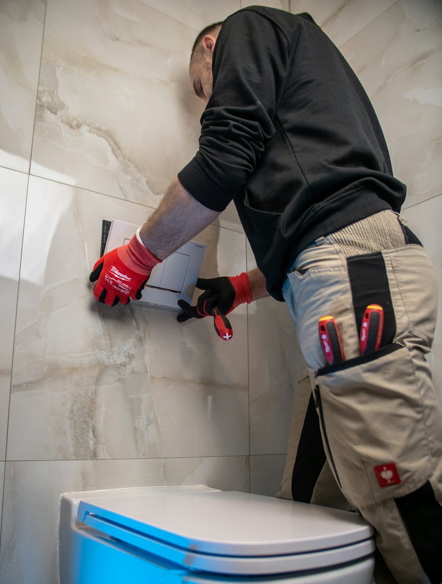 Plombier intervenant sur des toilettes