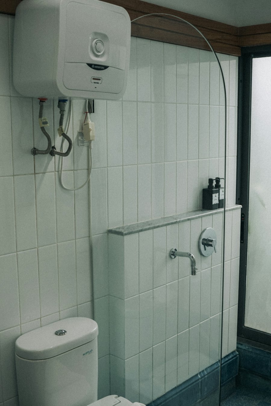 Salle d'eau avec douche et WC suspendu