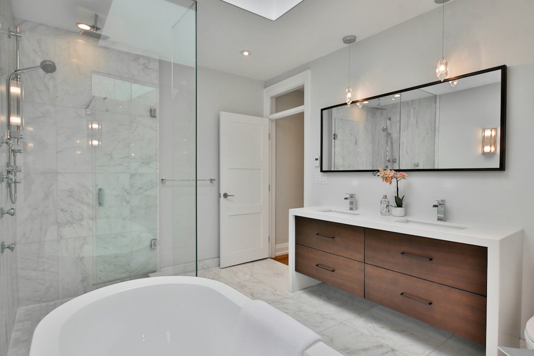 Salle de bain rénovée avec douche à l'italienne